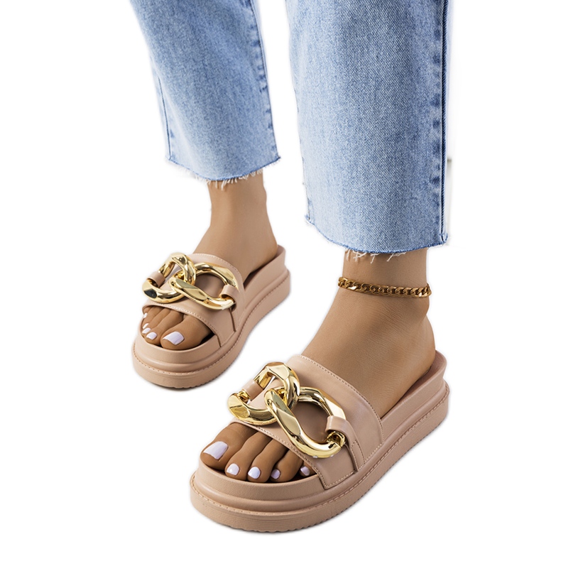 Beige Hausschuhe auf der Berloz-Plattform