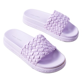 Violette Flip-Flops auf dem Kapper-Plateau lila