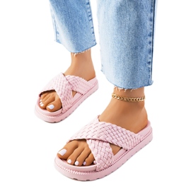 Rosa Pantoffeln auf dem Bahnsteig Bierings