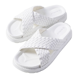 Weiße Pantoffeln auf dem Bahnsteig Bierings