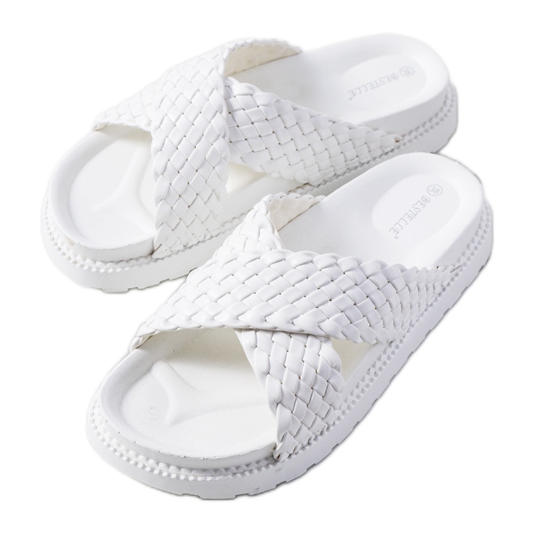 Weiße Pantoffeln auf dem Bahnsteig Bierings