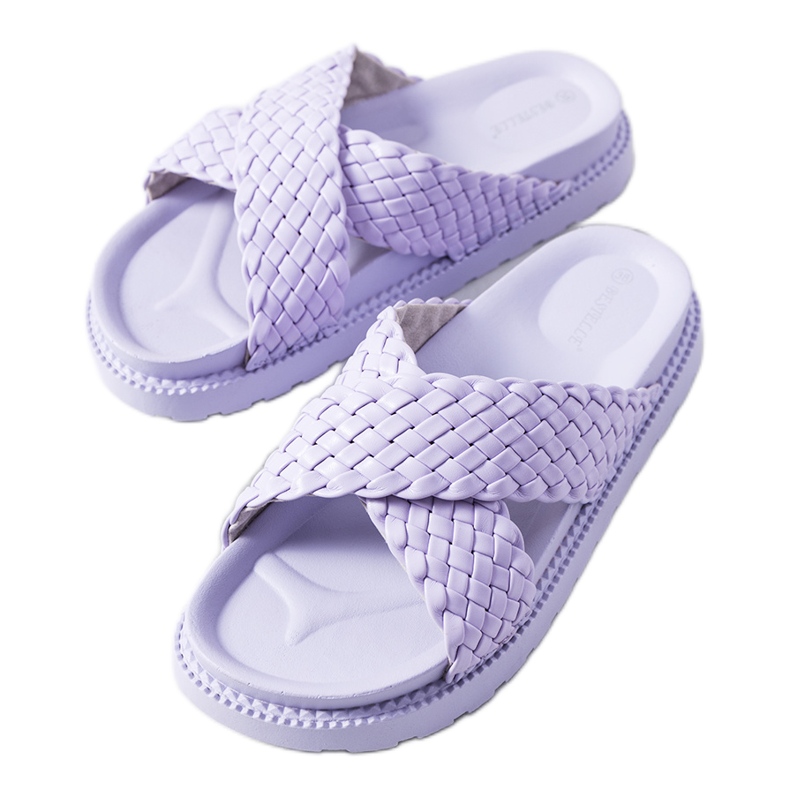 Lila Pantoffeln auf dem Bahnsteig Bierings violett