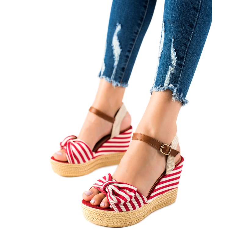 Sandalen mit einer Schleife auf dem Keil braun rot