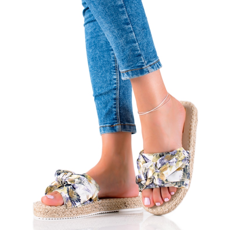 TRENDI Hausschuhe auf einer Strohplattform mehrfarbig