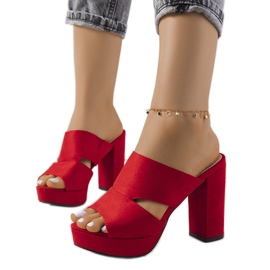 Rote Flip-Flops am Hornpfosten