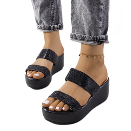 Schwarze Pantoffeln auf der Marlien-Plattform