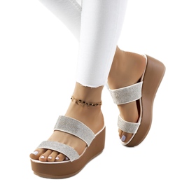 Weiße Pantoffeln auf der Marlien-Plattform