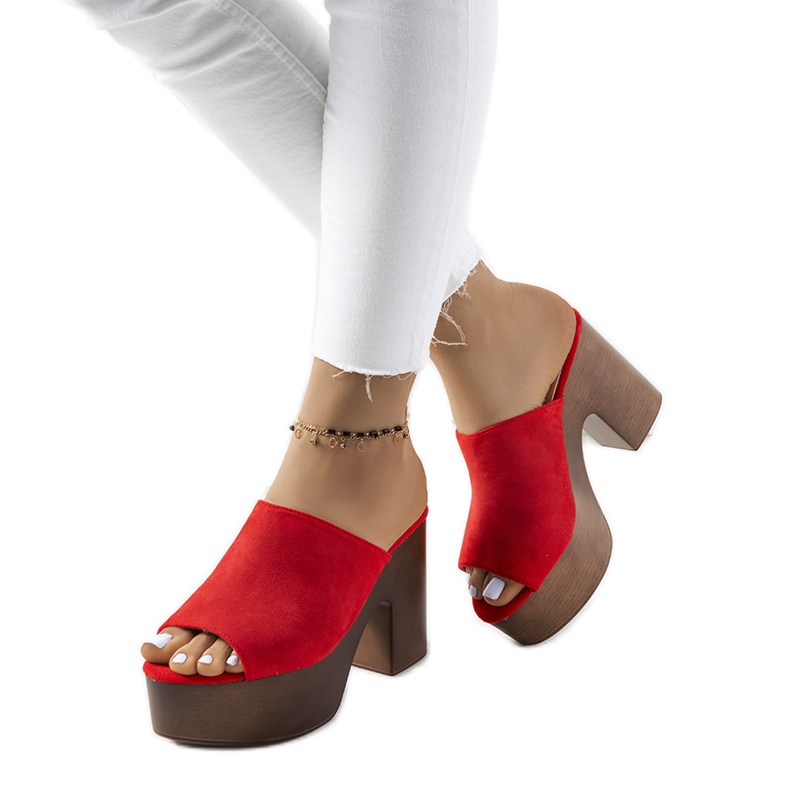 Rote Flip-Flops auf der Klaren-Plattform