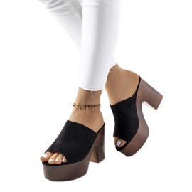 Schwarze Pantoffeln auf der Klaren-Plattform