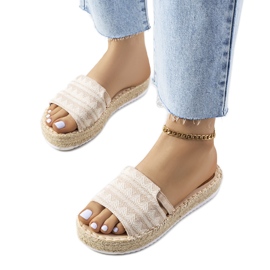 Beige Pantoffeln auf der Ana-Plattform