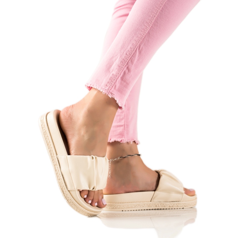 SHELOVET Beige Hausschuhe auf der Plattform