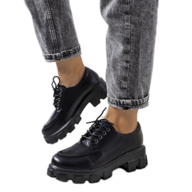 Schwarze Schuhe auf einer Feline-Traktorsohle