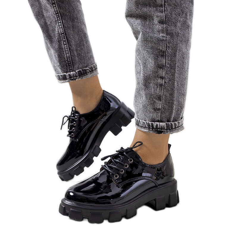 Schwarz lackierte Schuhe auf Traktorsohle Wind