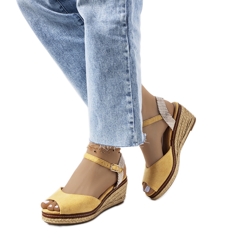 Gelbe Espadrilles auf dem Heis Wedge
