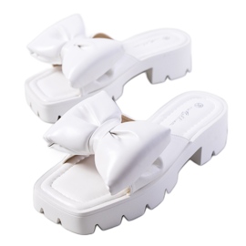 Weiße Pantoffeln auf der Traktorsohle des Platt