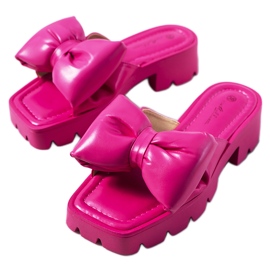 Rosa Pantoffeln auf der Platt-Traktorsohle