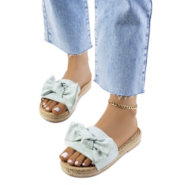 Grüne Hausschuhe mit Madelen-Schleife