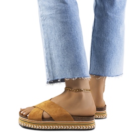 Braune Pantoffeln auf der Muncho-Plattform