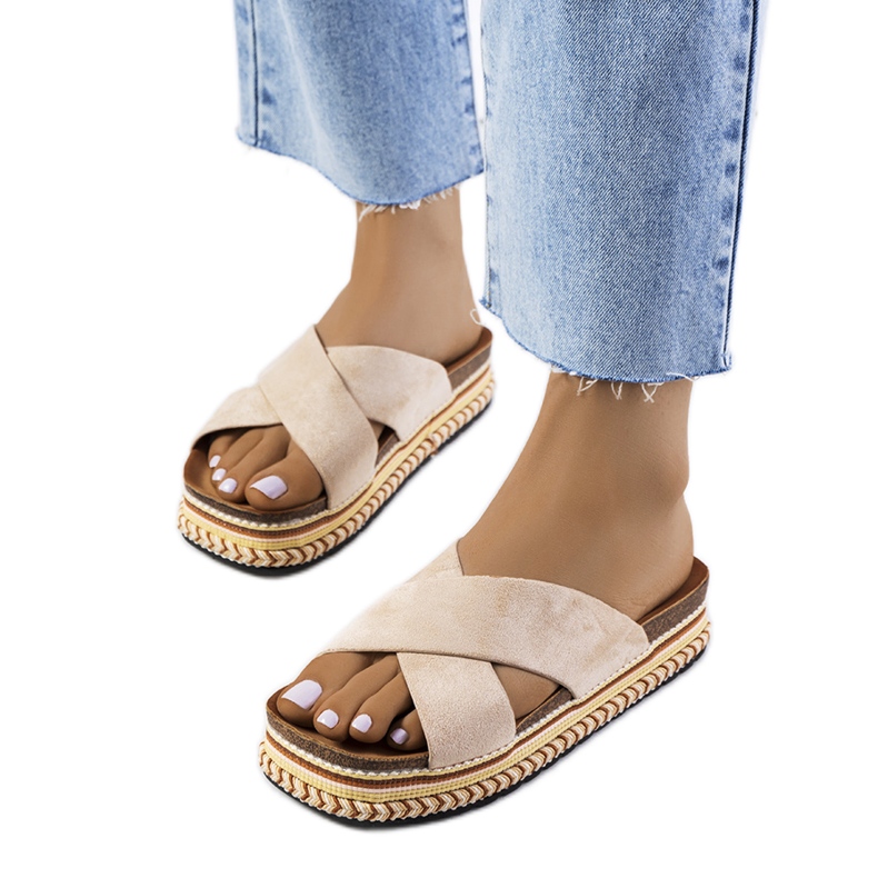 Beige Pantoffeln auf der Muncho-Plattform