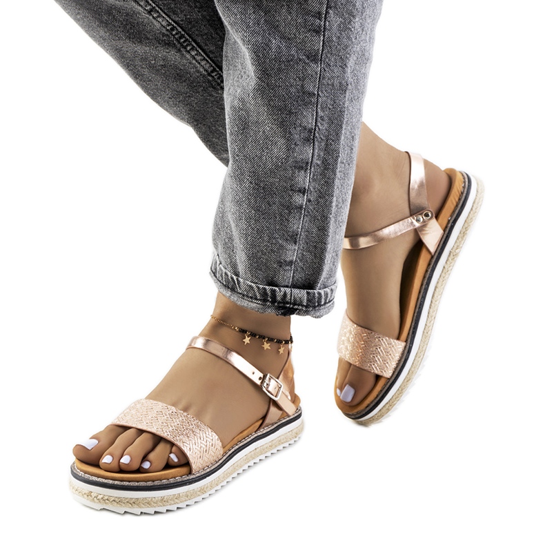 Goldene Sandalen auf einem kunstvollen Acton-Plateau