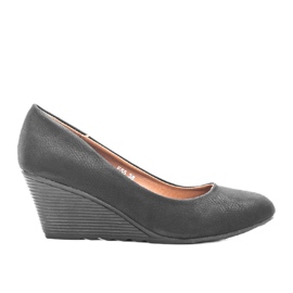 Schwarze Pumps auf den Keil Unies