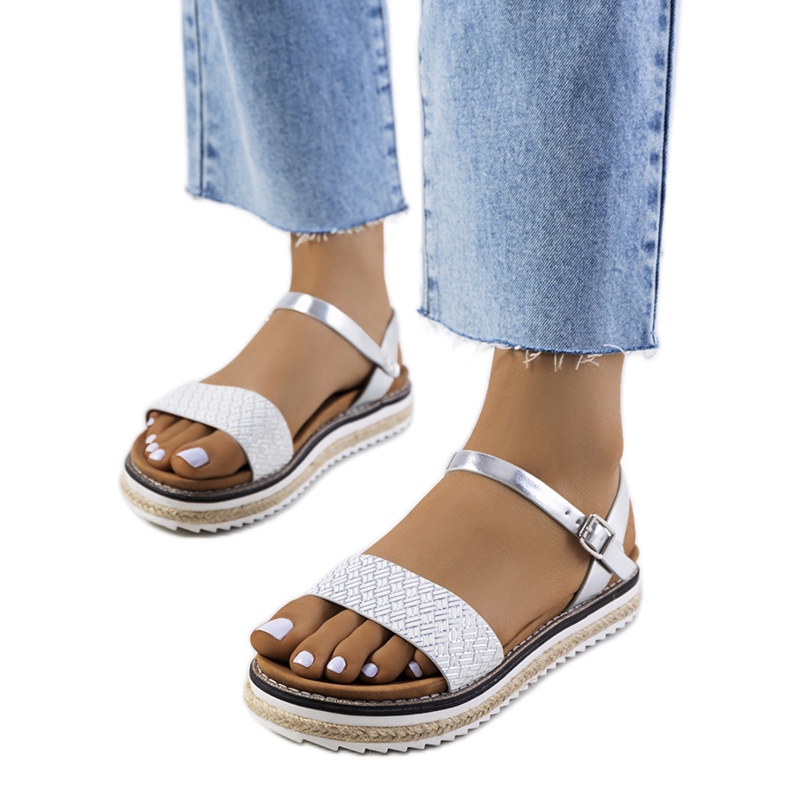 Silberne Sandalen auf einem kunstvollen Acton-Plateau silber-