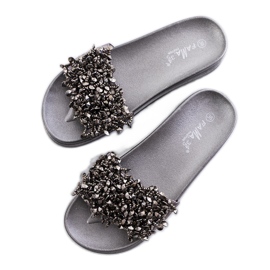 Graue Pantoffeln auf dem Marthas-Bahnsteig