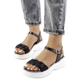 Schwarze Sandalen auf der Nandy-Plattform