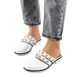 Weiße Hausschuhe mit Asselt-Nieten verziert