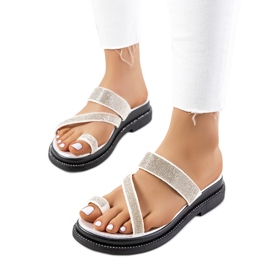 Weiße Sandalen auf der Ossel-Plattform