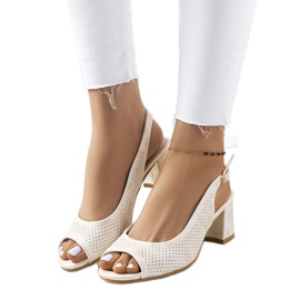 Goldene durchbrochene Sandalen an einem Malone-Pfosten