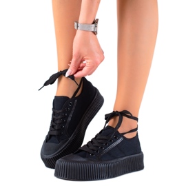 SHELOVET Turnschuhe auf einer breiten Plattform schwarz