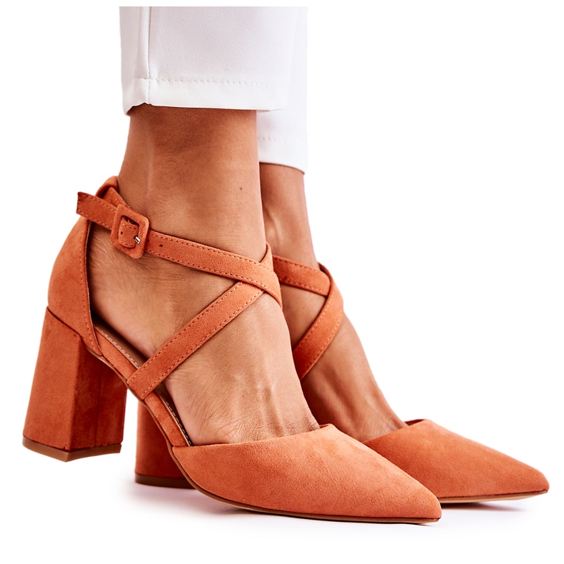 FB1 Modische Sandalen auf einem Sinari Orange Bar