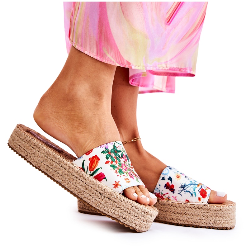 FS3 Flip Flops auf der Plattform mit weißen Malia-Blumen