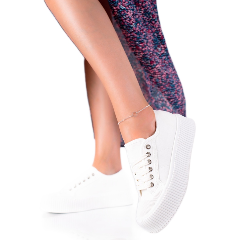 SHELOVET Turnschuhe auf einer breiten Plattform weiß