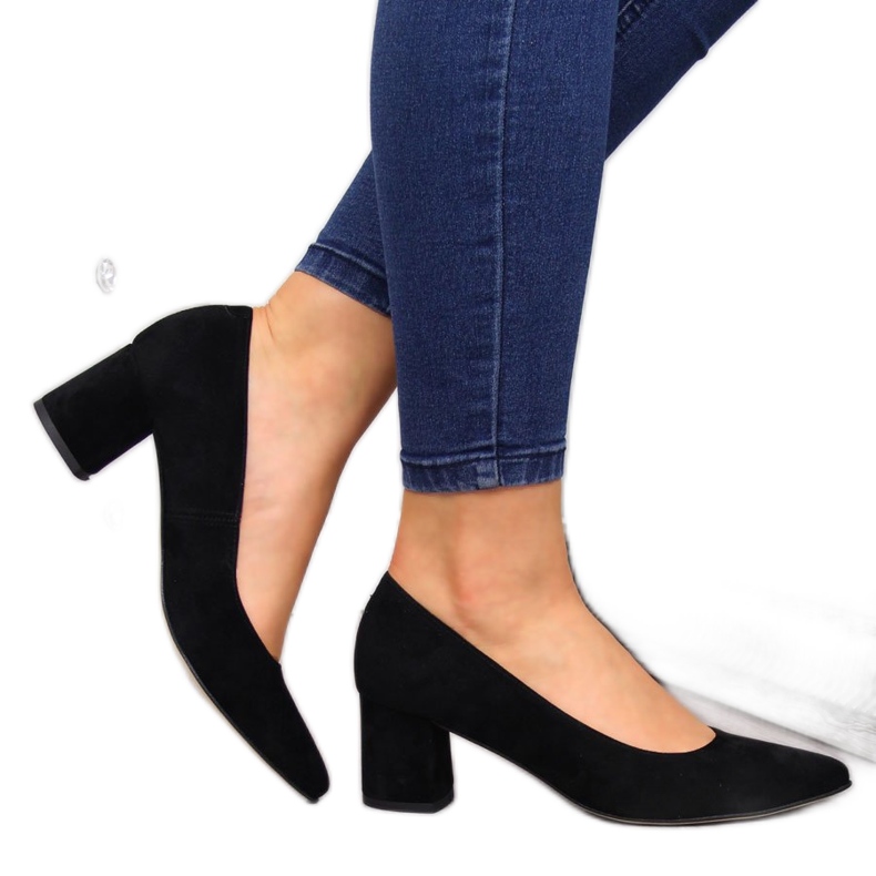 Pumps auf der Post aus schwarzem Juma-Wildleder