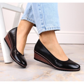 Schwarze Pumps mit Keilabsatz von Vinceza