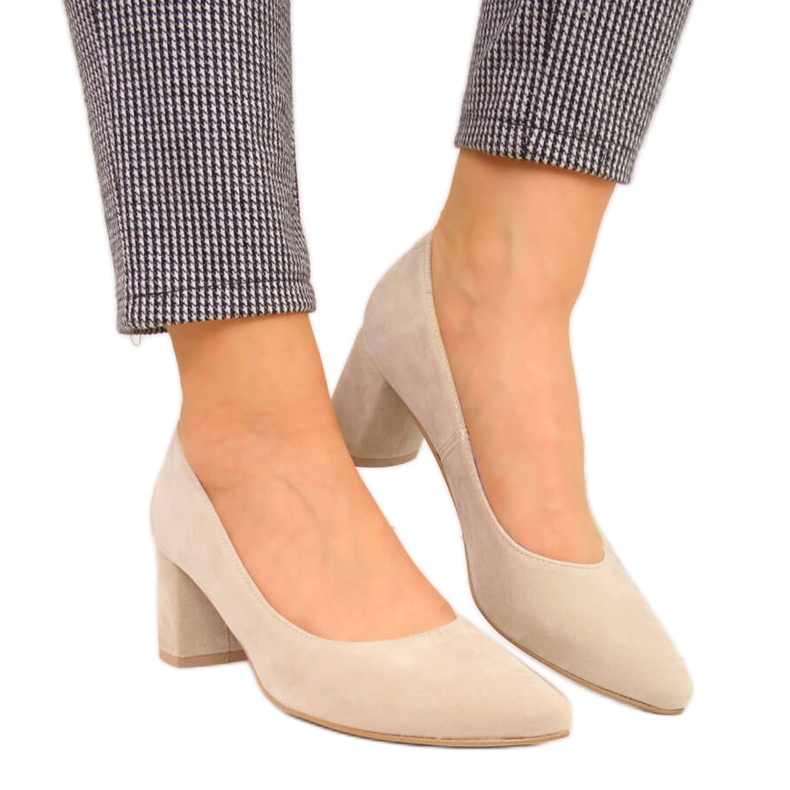 Pumps an der Säule aus beigem Juma-Wildleder