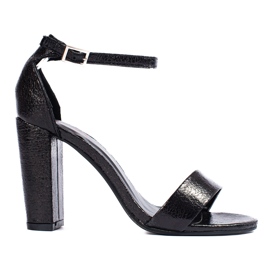 SHELOVET Sandalen auf einem Reck schwarz