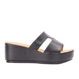 Schwarze Pantoffeln auf der Duffel-Plattform