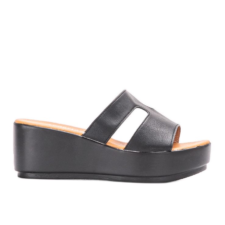 Schwarze Pantoffeln auf der Duffel-Plattform