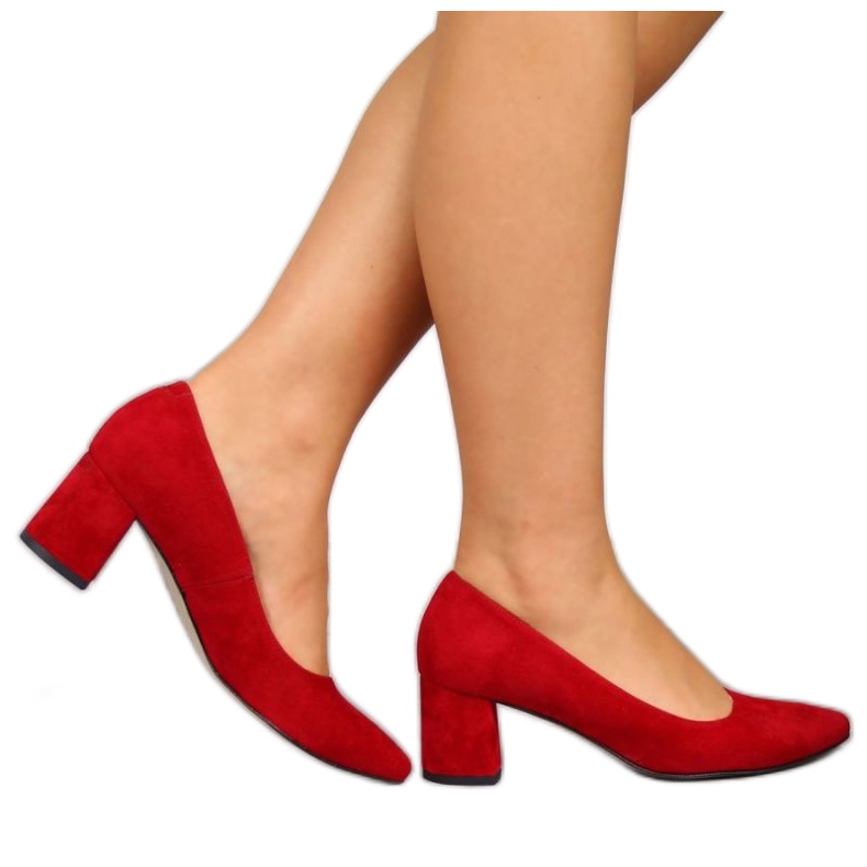 Pumps auf einer roten Wildledersäule W Juma