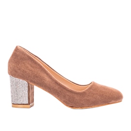 Braune Pumps an Goyals Säule beige
