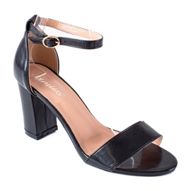 SHELOVET Schwarze Sandalen auf einer Bar