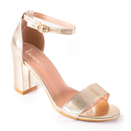 SHELOVET Goldene Sandalen an einer Bar