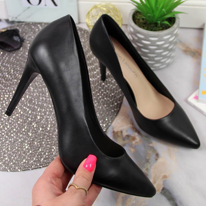 Pumps auf einem schwarzen Absatz von Sergio Leone