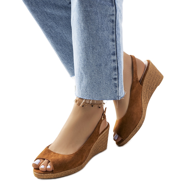 Braune Espadrilles auf den Alpat Keilabsätzen