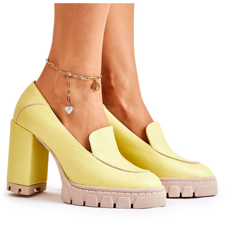 PA2 Modische Pumps auf einem massiven gelben Margott-Plateau