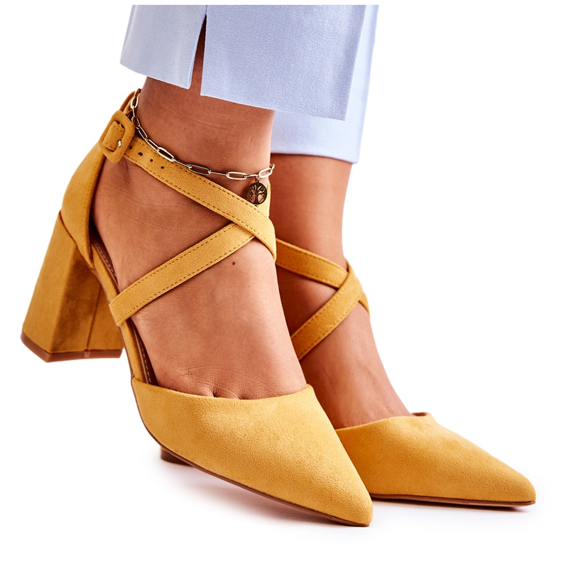 FB1 Modische Sandalen auf einem gelben Sinari-Stab