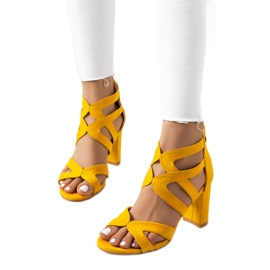 Gelbe Sandalen an einem Maddox-Pfosten